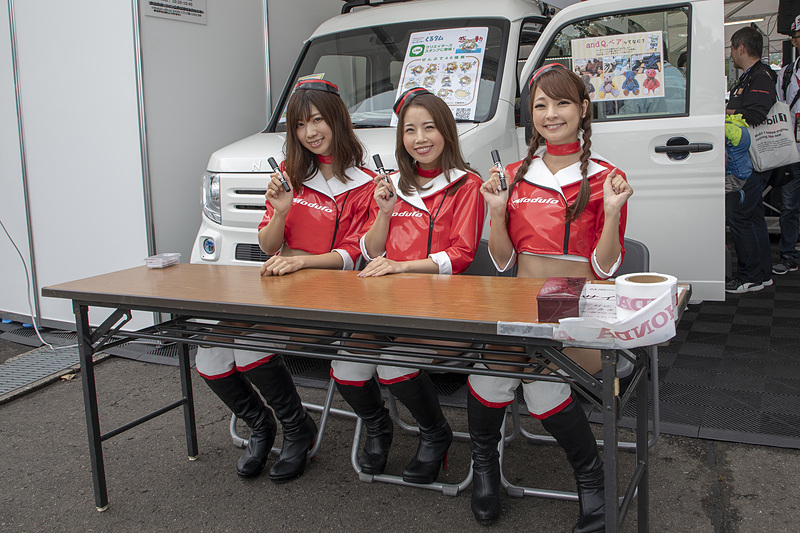 Moduloスマイルonステージ。今回は新たに登場した「N-VAN」のModuloグッズ販売車に並ぶ商品から新作をピックアップして紹介。ステージ後は物販購入者向けのサイン会も開催
