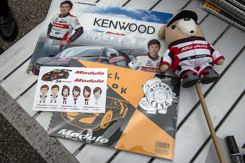 予選日、決勝日にはピットウォークも開催。オリジナルグッズ配布やドライバーサイン会が行なわれる。34号車は回を重ねるごとに人気が高まっているので、配布、サイン会ともに列がどんどん長くなっている