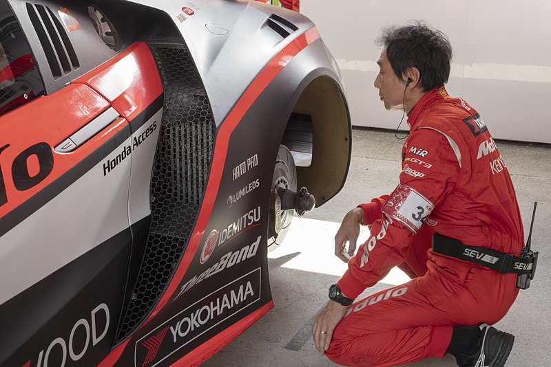 12時を過ぎるとSUPER GTは決勝へ向けてのスタート準備の時間となる。12時30分から始まるウォームアップ走行に向けて、ピットガレージではメカニックによるマシンの整備が行なわれるが、ここでもリアまわりをチェックする様子が見られた