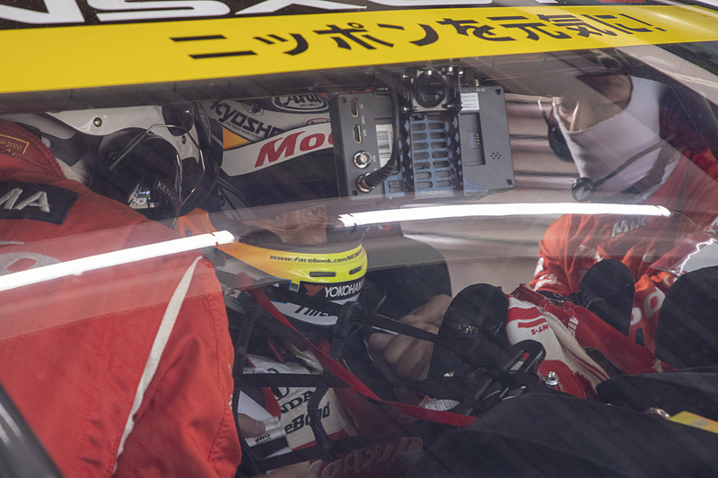 ウォームアップ走行は道上選手が乗る。HANSのヘルメット側のホルダーが緩んでいる状態だったので、大津選手が工具を手に取り、増し締めをする