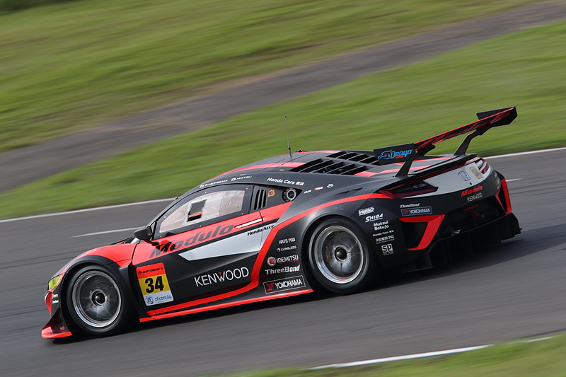 日曜日の朝にサスペンションのスプリングを前後とも交換。ウォームアップ走行ではそのフィーリングチェックを行なった。道上選手に続いて、大津選手が乗る