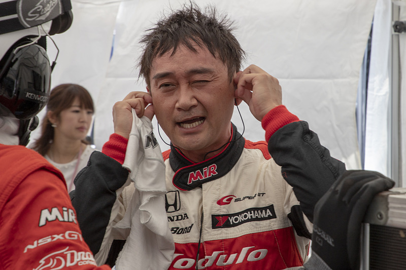 日曜日の朝にサスペンションのスプリングを前後とも交換。ウォームアップ走行ではそのフィーリングチェックを行なった。道上選手に続いて、大津選手が乗る