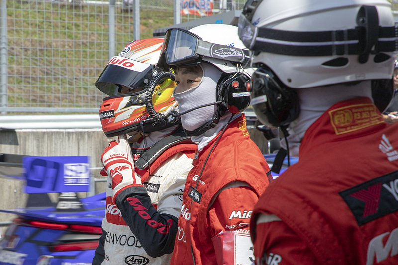 日曜日の朝にサスペンションのスプリングを前後とも交換。ウォームアップ走行ではそのフィーリングチェックを行なった。道上選手に続いて、大津選手が乗る