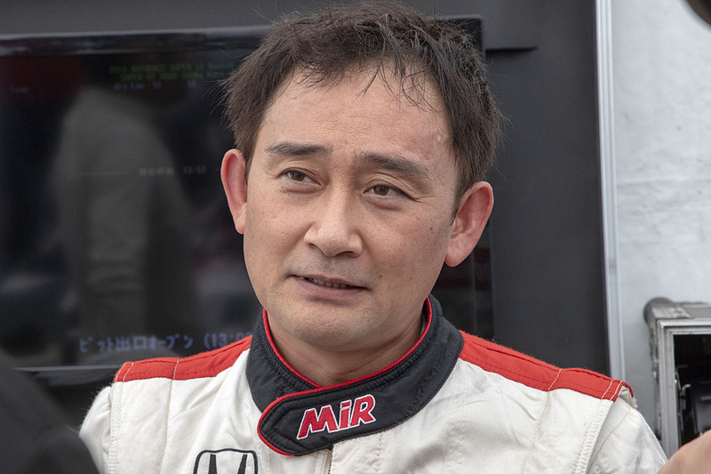 ウォームアップ走行の結果を話し合う。結果、リアは元に戻すことになったがフロントは変更をイキとする