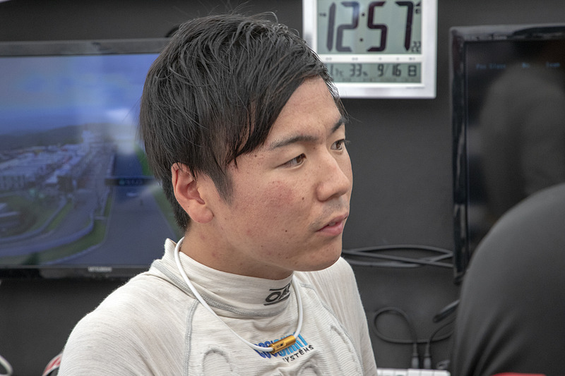 ウォームアップ走行の結果を話し合う。結果、リアは元に戻すことになったがフロントは変更をイキとする