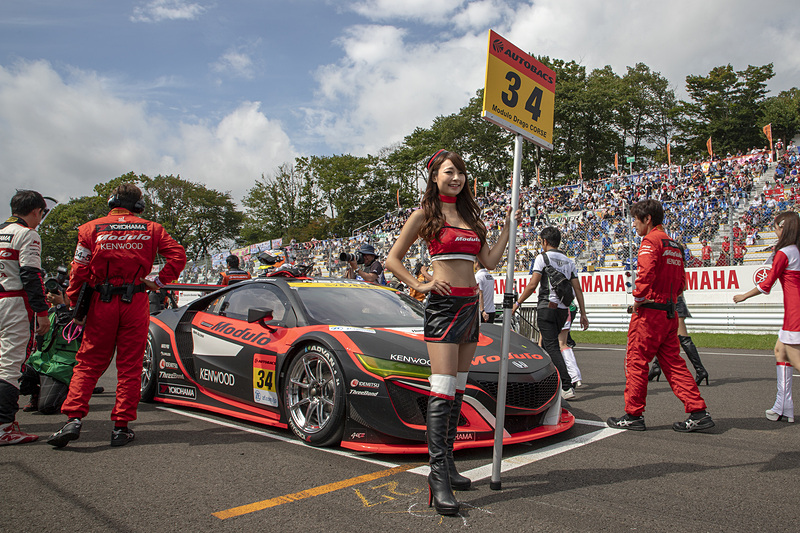 決勝グリッドの様子。雲はあるが晴れ間も出ていて、レース中は雨が降ることはないようだ