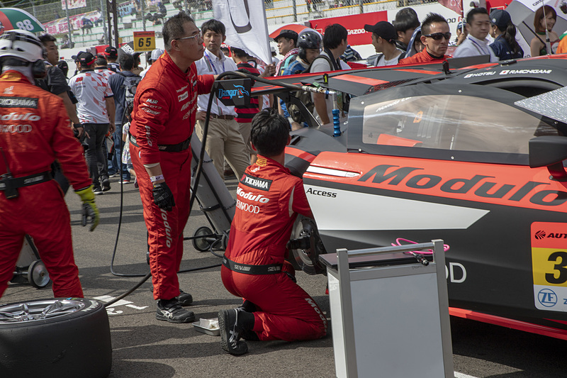 グリッド上ではメカニックがリアサスペンションの交換を行なっていた