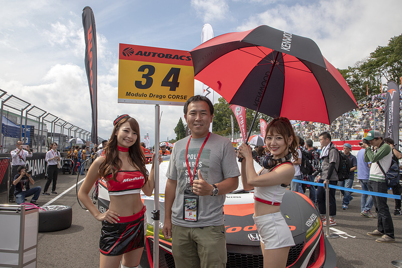 Moduloスマイルの安藤麻貴さんとKENWOODレディの石橋あこさんとも記念撮影。荻田氏が毎年行なっている小学6年生と一緒に100マイルの距離を歩く旅「100milesAdventure」の記事はトラベル Watchで紹介している