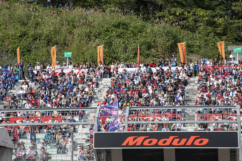 ピット前にはModuloファンシートが200席ほど用意され、今回のレースでも盛り上がっていた