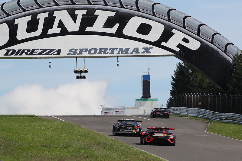NSX GT3は最終コーナーの立ち上がりとストレートも伸びるクルマ。ここを武器に順位を上げていく