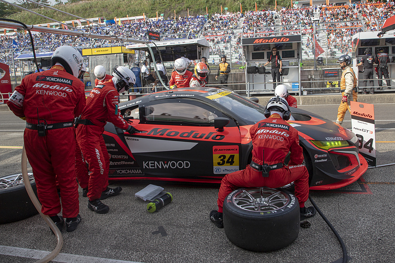 2本のみの交換を選択するチームがあるなか、道上選手の判断でタイヤは4本とも交換された