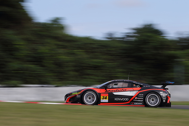 大津選手の走り。順位をすぐに元に戻すが、GT500クラスの車両を抜かせる際にラインを外してコースオフ。しかし、その後セーフティカーが入ってレースはいったん中断。セーフティカーが抜けてからの34号車はグリッド上でのセットアップ変更、タイヤの4輪を換えていたことなどが功を奏して一気に追い上げる
