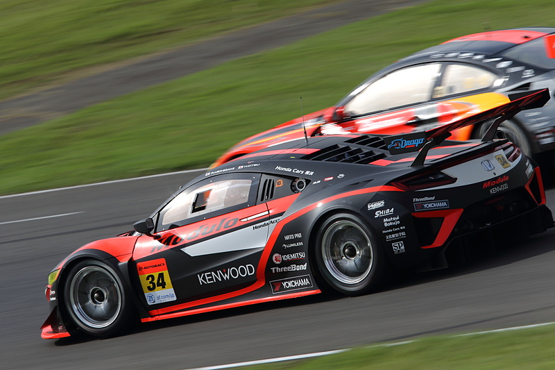 大津選手の走り。順位をすぐに元に戻すが、GT500クラスの車両を抜かせる際にラインを外してコースオフ。しかし、その後セーフティカーが入ってレースはいったん中断。セーフティカーが抜けてからの34号車はグリッド上でのセットアップ変更、タイヤの4輪を換えていたことなどが功を奏して一気に追い上げる