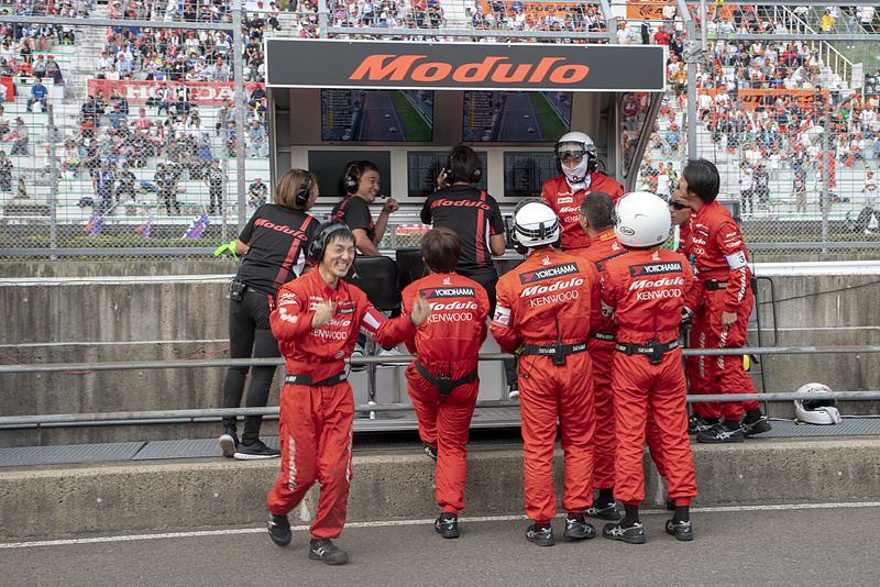 劇的なゴール後はチームスタッフも大興奮。こういうシーンを見たかったものだ