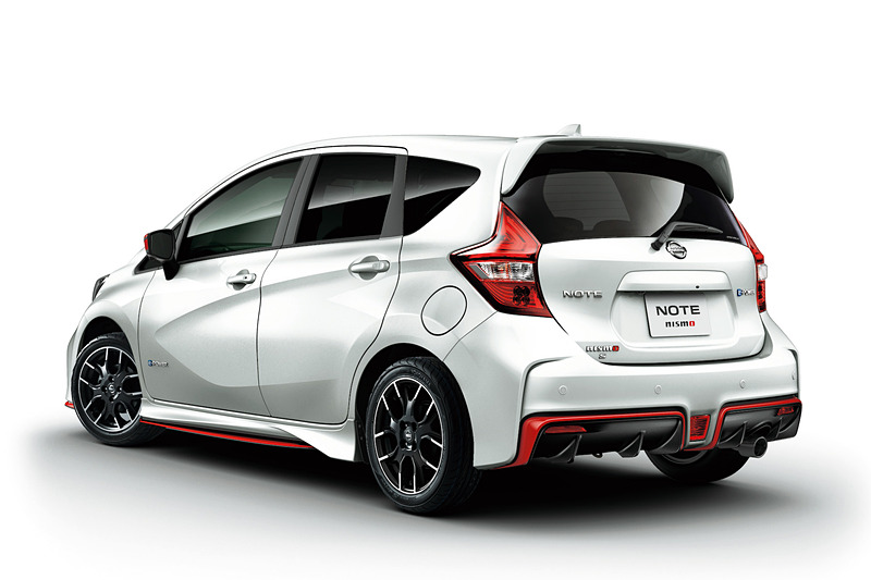 ノート e-POWER NISMO Sは「ノート e-POWER NISMO」をベースに、インバータとコンピュータ（VCM）、リチウムイオンバッテリーコンピュータ（LBC）に専用チューニングを施して走行性能を一段と高めた。内外装はノート e-POWER NISMOと大きな違いはなく、専用バッヂの装着とLEDヘッドライトの標準装備化にとどめた