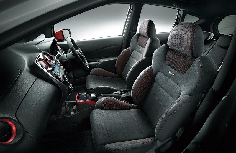 ブラックを基調にしたノート e-POWER NISMO Sのインテリア。ノート e-POWER NISMOと同じく、標準モデルでは専用スエード調スポーツシート（nismoロゴ入り、レッドステッチ付）が備わり、レカロシート付のモデルも選択できる