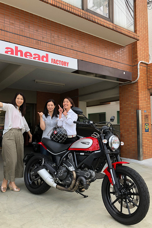女性ライダーたちを応援したい！という強い気持ちで、「Lady Go Moto！」を立ち上げた松崎祐子さん（右）。そんな松崎さんを応援したいと、インタビュー記事を企画してくれた「ahead」編集長の若林葉子さん。取材後は、松崎さんの愛車、ドゥカティ「スクランブラー」を前に大はしゃぎの私でした