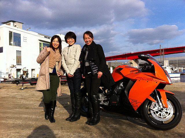 堀ひろ子さんのよきパートナーだった女性ライダー、腰山峰子さんを2013年に取材した時にパチリ。1970年代に堀さんが日本初の女性だけのバイクレース「パウダーパフ」を主催した時に参加者だった峰子さんは、2012年に若手女性ライダーを応援するプロジェクト「パウダーパフ・レーシングチーム」を結成。「バイク業界に恩返しをしたい」と活動しています