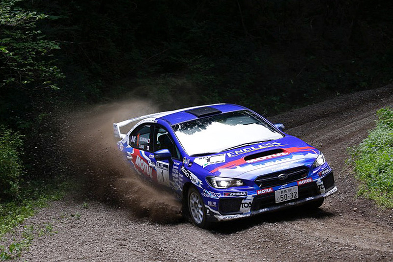 ラリー参戦車が迫力ある走りを披露するデモラン