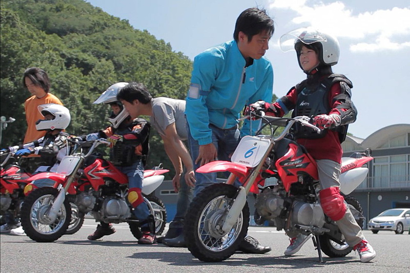 安全性を確保した特設エリアで“初めてのライディング”をサポートする「親子バイク教室」