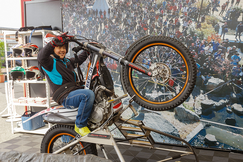 固定されたマシンにまたがってプロライダーの気分を体感できる「なりきり！MotoGPライダー」（左）と「なりきり！トライアルライダー」（右）