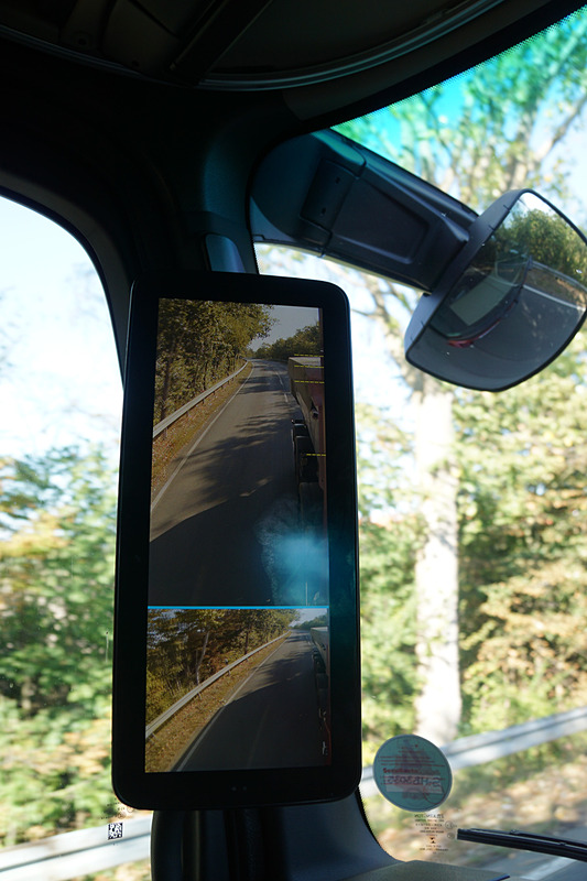 新型Actrosは、量産トラック初となるあらゆる速度での半自動運転を可能にする新機能「アクティブ・ドライブ・アシスト」を搭載。運転席はカラーディスプレイを備える「マルチメディア・コックピット」を採用。車両のモニタリングゾーン内の障害物を検知するとドライバーに対して警告を表示するなど、ドライバー支援機能を充実させている