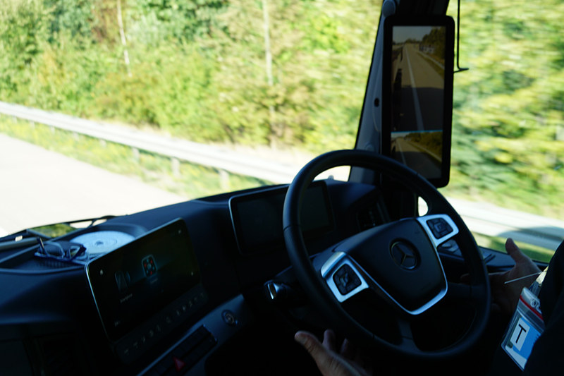 新型Actrosは、量産トラック初となるあらゆる速度での半自動運転を可能にする新機能「アクティブ・ドライブ・アシスト」を搭載。運転席はカラーディスプレイを備える「マルチメディア・コックピット」を採用。車両のモニタリングゾーン内の障害物を検知するとドライバーに対して警告を表示するなど、ドライバー支援機能を充実させている