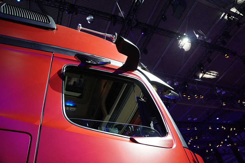 電子ミラー「Mirror Cam」を採用する新型「Actros」。フロントと助手席側の死角を確認するためのミラーは残されている