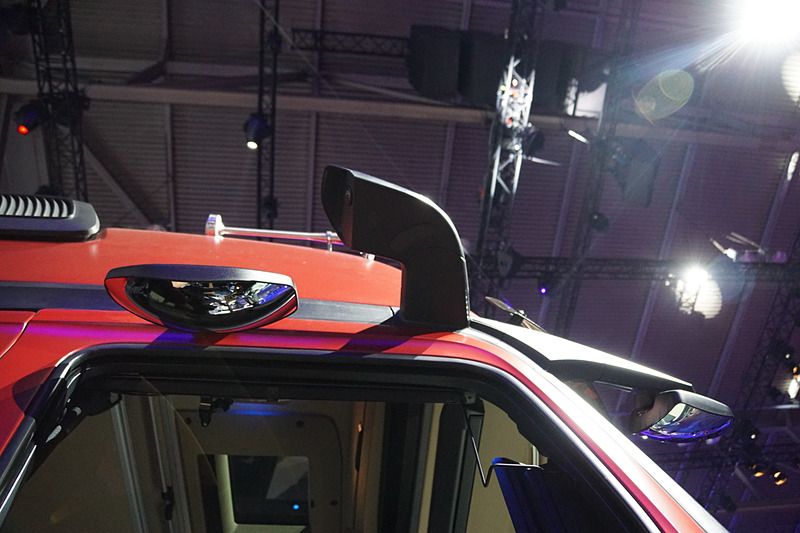 電子ミラー「Mirror Cam」を採用する新型「Actros」。フロントと助手席側の死角を確認するためのミラーは残されている