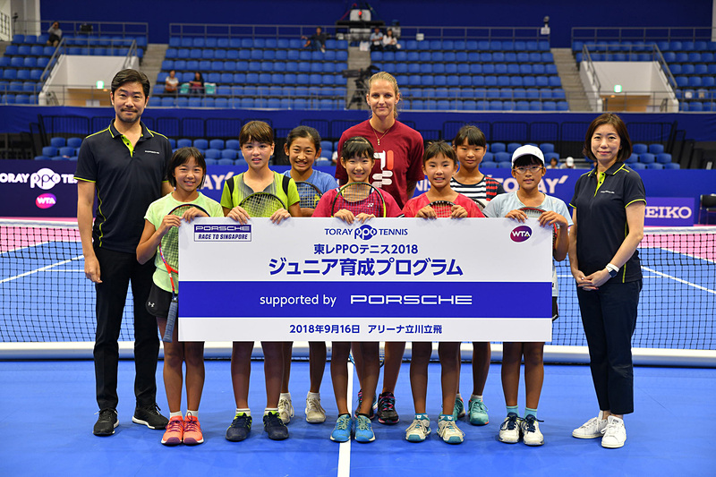 ポルシェ ジャパン マーケティング部長の山崎香織さんと広報部の黒岩真治さんも加わって記念撮影