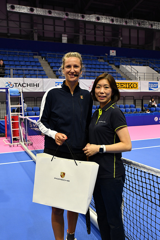 ポルシェ ジャパンのマーケティング部長 山崎香織さんからプレゼントを受け取ったアザレンカ選手