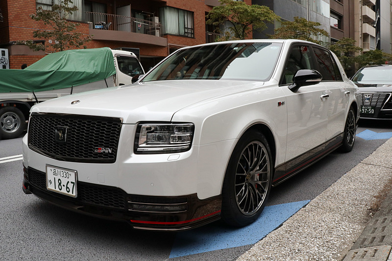 サプライズ登場した“センチュリー GRMN”。ボディカラーは通常販売モデルにはないホワイト。「ほかのGRモデルでも使用している、モータースポーツシーンをイメージした白」とのこと