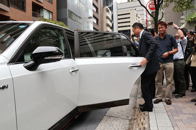 豊田会長は見送る報道陣に笑顔で手を振りながら、ハイブリッドカーらしい静かなEVモード走行で会場を後にした