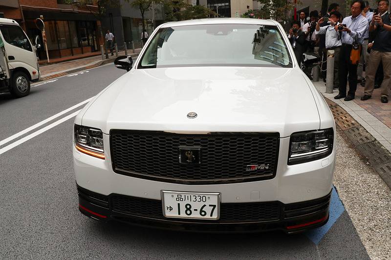 豊田会長は見送る報道陣に笑顔で手を振りながら、ハイブリッドカーらしい静かなEVモード走行で会場を後にした