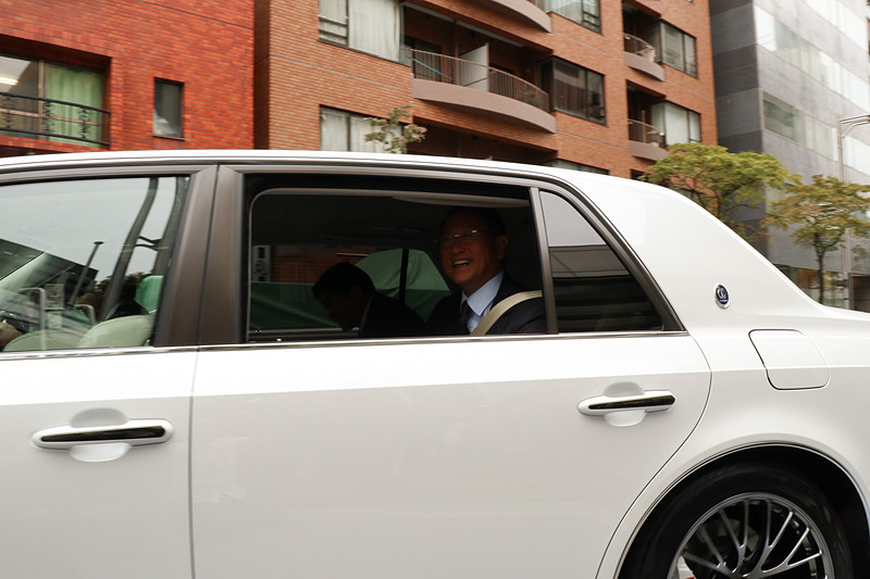 豊田会長は見送る報道陣に笑顔で手を振りながら、ハイブリッドカーらしい静かなEVモード走行で会場を後にした