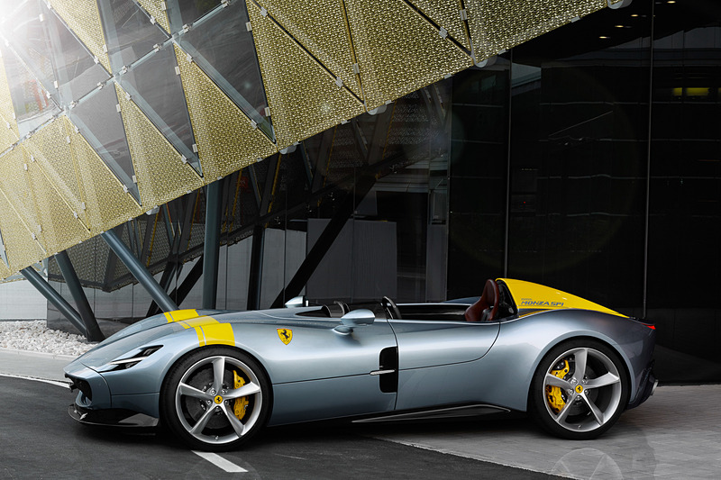 シングルシートとなるモンツァ SP1。ボディサイズは、4657×1996×1155mm（全長×全幅×全高）で、SP2と共通となる。ボディシェルはすべて軽量カーボンファイバー製となり、乾燥重量は1500kg。最高出力603kw（810CV）/8500rpm、最大トルク718Nm/7000rpmを発生するV型12気筒6.5リッターエンジンを搭載して、0-100km/h加速は2.9秒、0-200km/h加速は7.9秒、最高速は300km/h以上を誇る