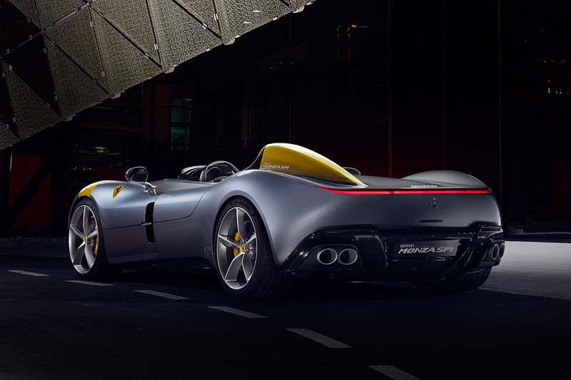 シングルシートとなるモンツァ SP1。ボディサイズは、4657×1996×1155mm（全長×全幅×全高）で、SP2と共通となる。ボディシェルはすべて軽量カーボンファイバー製となり、乾燥重量は1500kg。最高出力603kw（810CV）/8500rpm、最大トルク718Nm/7000rpmを発生するV型12気筒6.5リッターエンジンを搭載して、0-100km/h加速は2.9秒、0-200km/h加速は7.9秒、最高速は300km/h以上を誇る