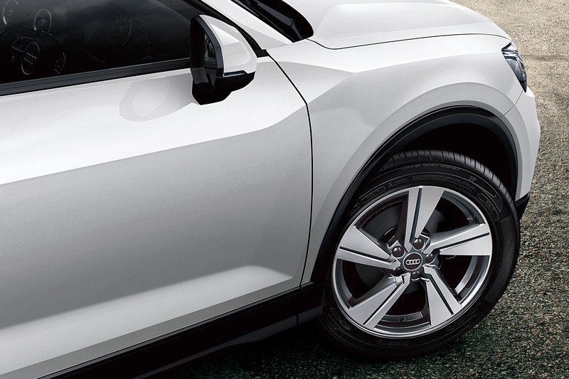 18インチアルミホイールもコントラストグレー塗装している