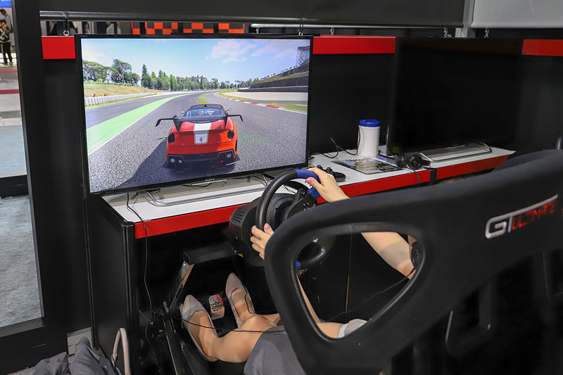 アセットコルサ アルティメット・エディションは、通常の試遊台のほかにもシートが振動する試遊台も設置されていた