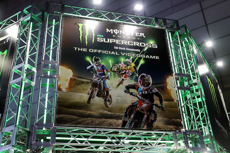 8ホールに出展するモンスターエナジーのブースでは、協賛するAMA スーパークロス選手権の公式ゲーム「Monster Energy SUPER CROSS THE OFFICIAL VIDEOGAME」を試遊可能