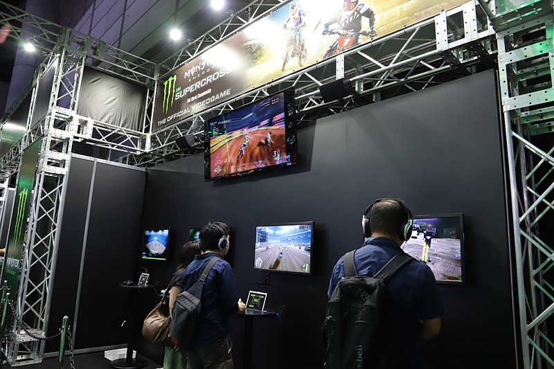 8ホールに出展するモンスターエナジーのブースでは、協賛するAMA スーパークロス選手権の公式ゲーム「Monster Energy SUPER CROSS THE OFFICIAL VIDEOGAME」を試遊可能