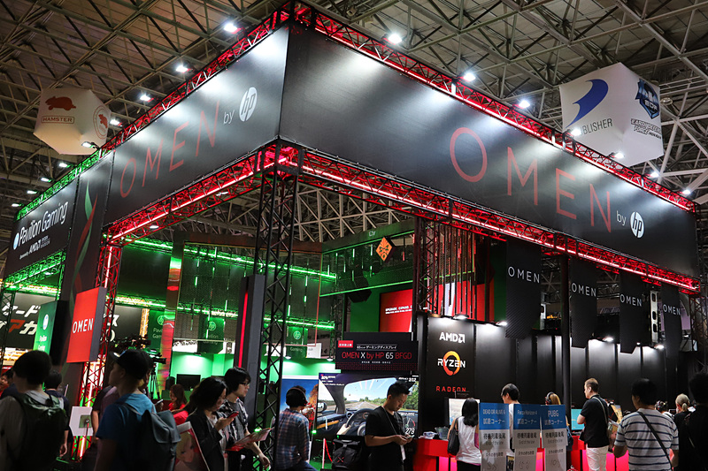 7ホールの日本HPブースでは、「Forza Horizon 4」の試遊を参考出品の65インチゲーミングディスプレイで行なうことができる