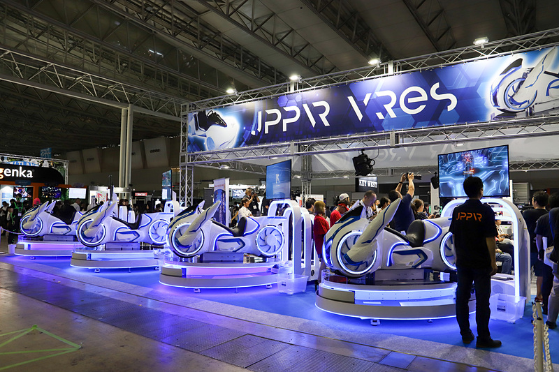 10ホールのJPPVRブース。実際に2輪車や4輪車に搭乗してVRを体感可能。設置されている筐体が動くため、よりリアルな体験ができる