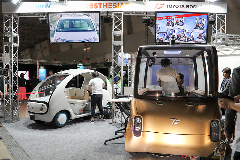 シナスタジア、ティアフォー、トヨタ紡織が共同出展するブース。横浜市内の観光案内は、実際に道路を走ったデータが元になっているとのことだった