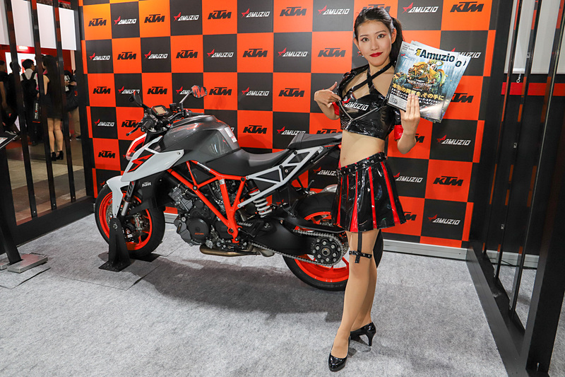 各ブースにはコンパニオンの姿もあった