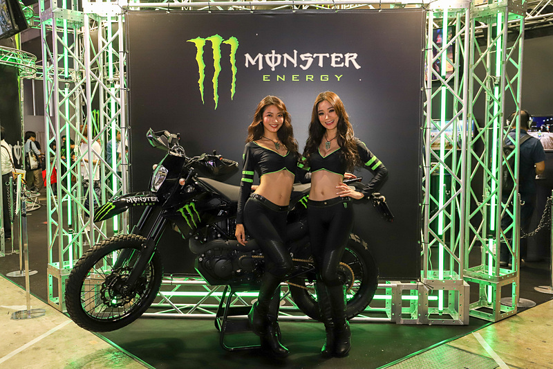 各ブースにはコンパニオンの姿もあった