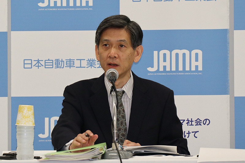 対前年でトラックの販売台数が減少している理由について説明する永塚副会長