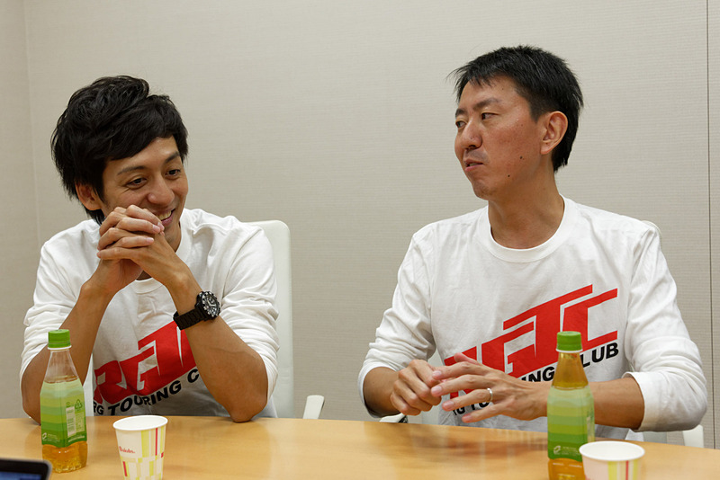 とろサーモン 村田秀亮さん（左）とチュートリアル 福田充徳さん（右）