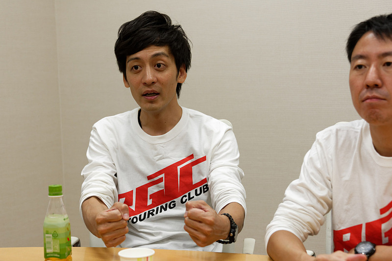 ランディ・マモラが運転するドゥカティ デスモセディチ 2シーターに乗ったという村田さんが、その時の興奮を語る