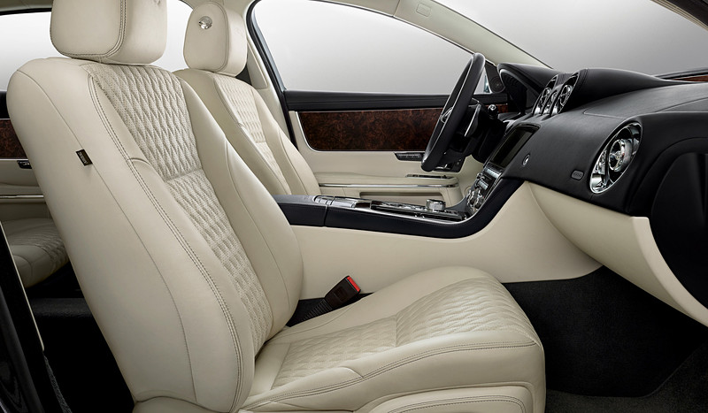 専用バッヂやダイヤモンドカット・レザーシートを採用